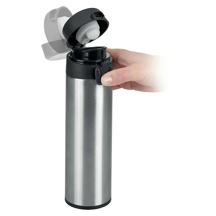 Tescoma Thermoflasche Constant - Fassungsvermögen: 0,3 l - Eine silberne Thermosflasche mit schwarzem Deckel wird von einer Hand geöffnet. Die Flasche ist schlank und zylindrisch.
