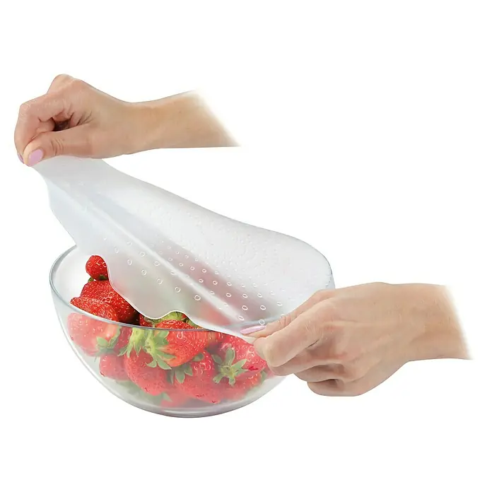Tescoma Deckel 4 Food - Silikon, 2 Stk., Durchmesser: 17,5 cm - 23 cm - Eine transparente Silikonabdeckung wird auf eine Schale Erdbeeren gelegt, um die Frische der Früchte länger zu bewahren.