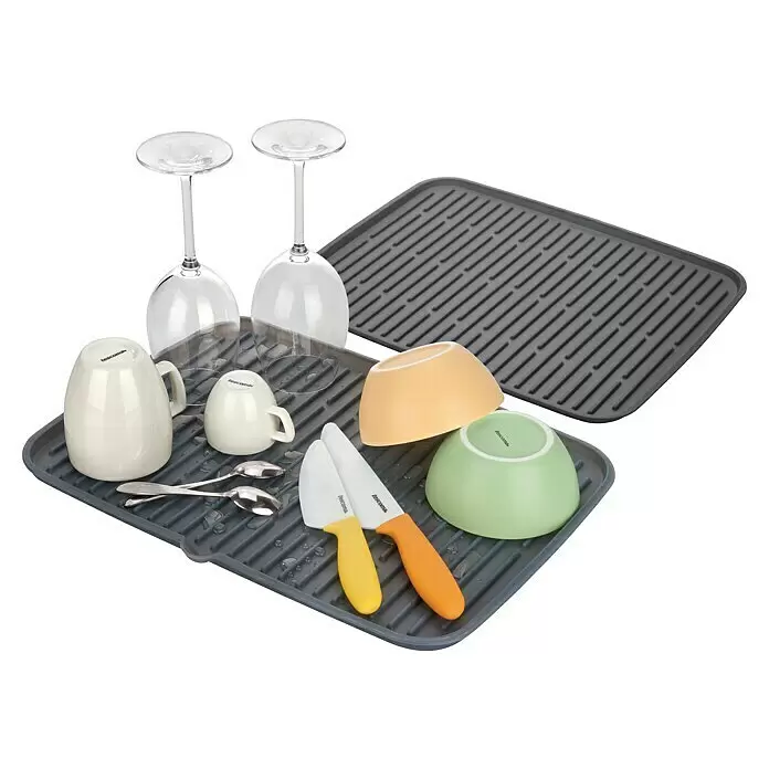 Tescoma Abtropftablett Clean Kit - 42 x 30 cm, Grau - Geschirr trocknet: Weingläser, Tassen, Schüsseln, Löffel und Messer auf zwei grauen Silikonmatten.