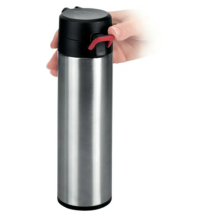 Tescoma Thermoflasche Constant - Fassungsvermögen: 0,3 l - Ein silberfarbener Thermosbecher mit schwarzem Deckel und rotem Knopf wird von einer Hand gehalten. Der Becher ist schlank und zylindrisch geformt.