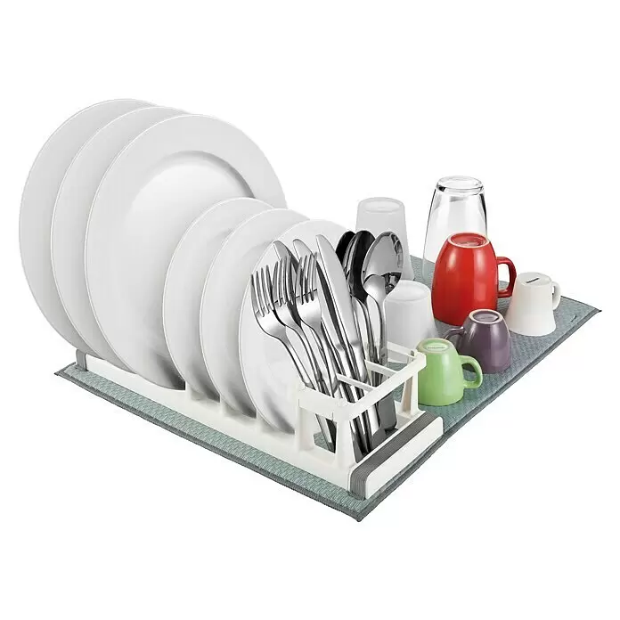 Tescoma Abtropfmatte Clean Kit - 50 x 40 cm, Kunststoff - Weißes Abtropfgestell mit weißen Tellern, Silberbesteck und farbigen Tassen/Gläsern auf grauer Abtropfmatte.