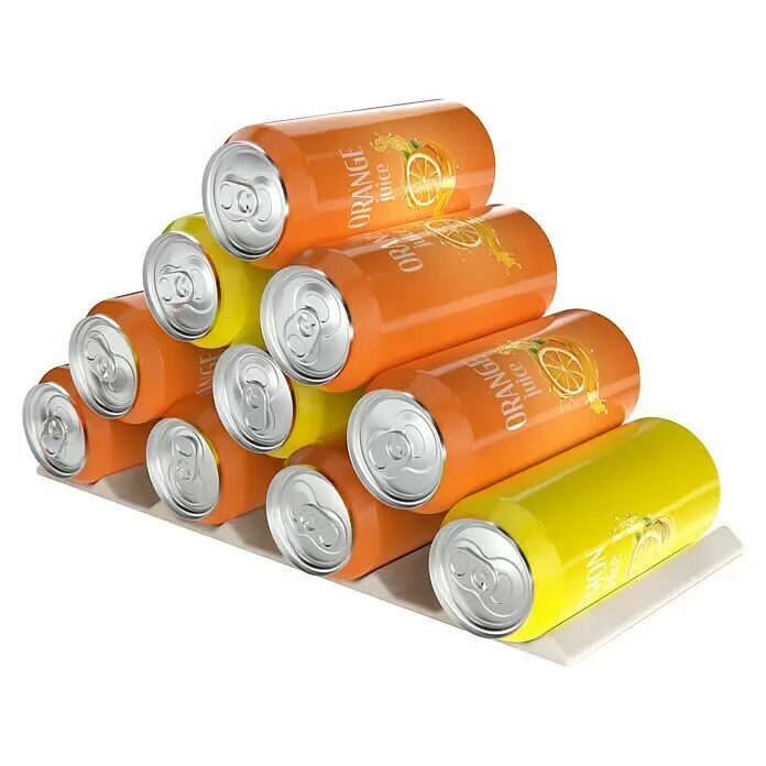 Ständer Flexi Space - Weiß, Passend für: Getränkedosen - Eine Pyramide aus Orangen- und Zitronensaftdosen auf einem weißen Tablett. Die Aluminiumdosen zeigen Fruchtmotive und silberne Deckel.
