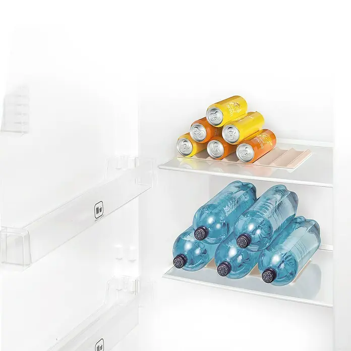 Ständer Flexi Space - Weiß, Passend für: Getränkedosen - Kühlschrank mit Getränken. Dosen auf einem Regal und Wasserflaschen darunter, alles ordentlich und griffbereit im Kühlschrank verstaut.