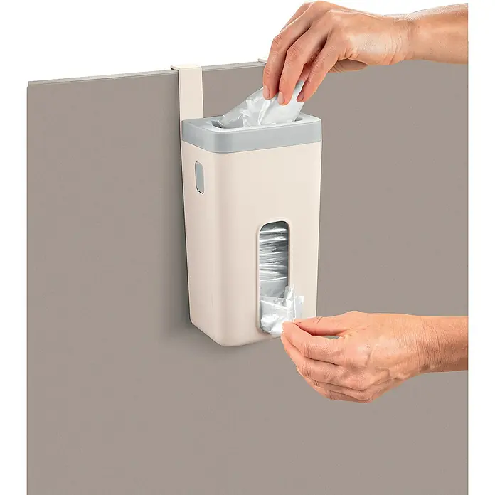 Tescoma Beutelspender Flexi Space - L x B x H: 12 x 9,6 x 26,5 cm - Die Aufnahme zeigt einen Wand-montierten Plastiktüten-Spender in Beige und Grau, in Verwendung. Das Produkt hängt an einer grauen Wand, praktisch und ordentlich.
