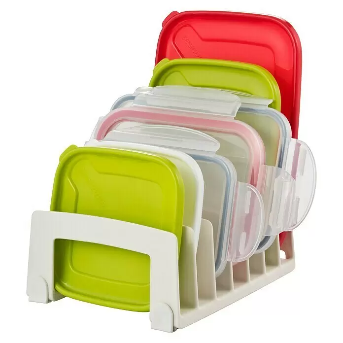 Tescoma Deckelhalter Flexi Space - L x B x H: 18,5 x 14,8 x 7,5 cm - Weißer Kunststoff-Deckelhalter mit bunten Behälterdeckeln (rot, grün, transparent, rosa). Deckel sind aufrecht geordnet.