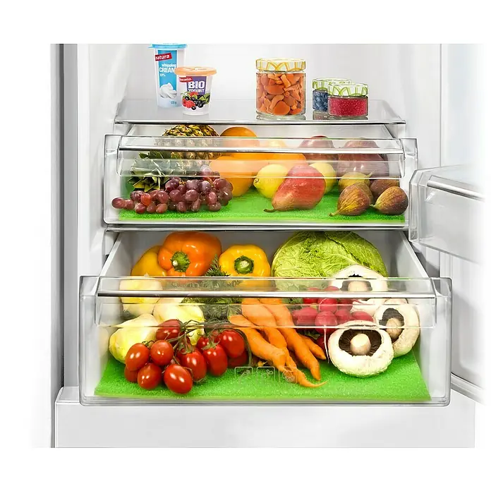 Tescoma Kühlschrankmatte 4 Food - Grün - Frischer Kühlschrankinhalt mit Obst, Gemüse, Joghurt und Sahne, ordentlich in Schubladen und Regalen verstaut.