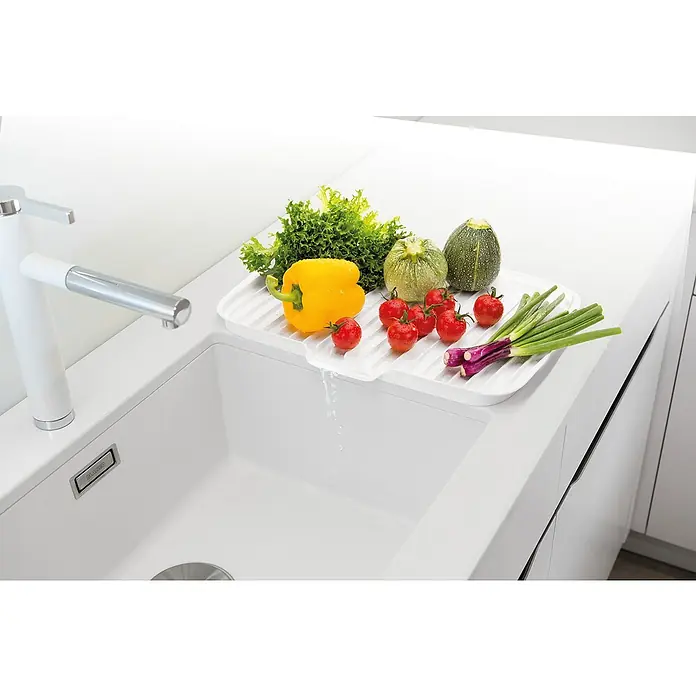 Tescoma Abtropfmatte Clean Kit - 44,5 x 32 cm, Weiß - Frisches Gemüse auf einem Abtropfgestell über einer BLANCO-Spüle, bereit zum Kochen. Eine gesunde und appetitliche Szene in einer modernen Küche.