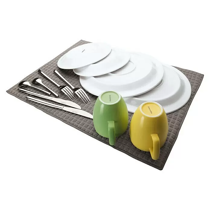 Tescoma Abtropfmatte Presto - 51 x 39 cm - Weiße Essteller, silbernes Besteck und grüne sowie gelbe Tassen liegen auf einer grauen Abtropfmatte.