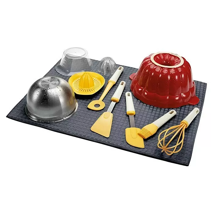Tescoma Abtropfmatte Presto - 51 x 39 cm - Verschiedenes Küchengeschirr, darunter gelb-weiße Utensilien, eine Edelstahlschüssel und eine rote Keramikform, trocknend auf einer dunklen Matte.
