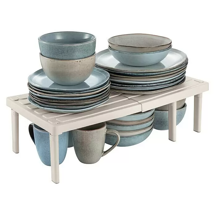 Tescoma Regal Flexi Space - 25 x 42 cm, Beige - Beiges, stapelbares Küchenregal mit gestapeltem Keramikgeschirr: Teller, Schalen, Tassen in Blau-Grau und Beige.