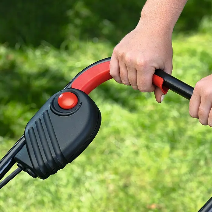 Bosch Power for All 18V Akku-Rasenmäher EasyMower 18V-32-150 - 18 V, 1 Akku, 3 Ah, Schnittbreite: 32 cm - Nahaufnahme des Griffs eines Rasenmähers mit rotem Knopf und schwarzem Griff, gehalten von einer Person.