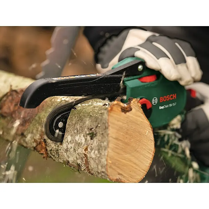 Bosch Power for All 18V Akku-Kettensäge EasyChain 18V-15-7 - 18 V, Li-Ionen, 1 Akku, Schwertlänge: 15 cm - Nahaufnahme einer Bosch EasyChain 18V-15-7 Akku-Kettensäge beim Sägen eines Holzscheits im Freien.