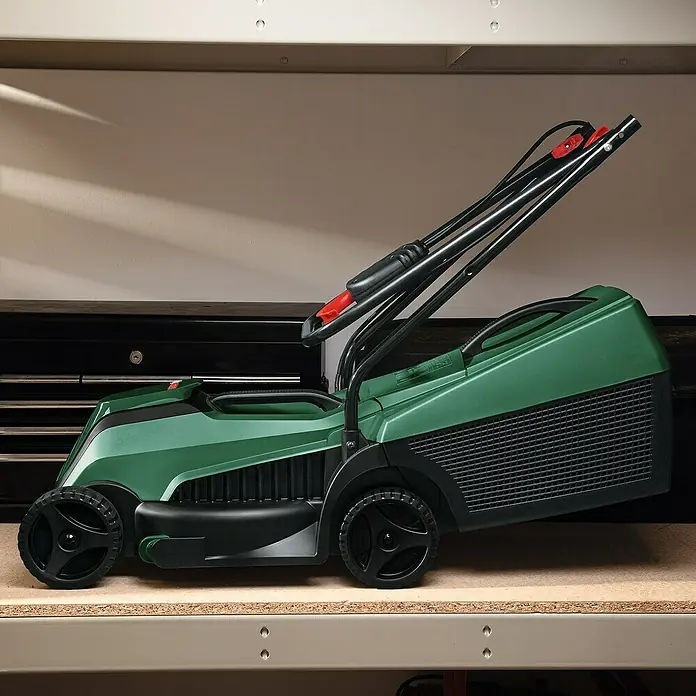 Bosch Power for All 18V Akku-Rasenmäher EasyMower 18V-32-150 - 18 V, 1 Akku, 3 Ah, Schnittbreite: 32 cm - Ein grüner Rasenmäher mit schwarzem Griff und Rädern steht auf einem Regal. Das Gerät ist für die Gartenpflege konzipiert.