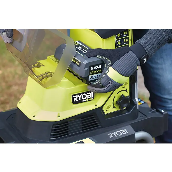 Ryobi Max Power Akku-Häcksler RY36SHX40-0 - Max. Aststärke: 4 cm - Nahaufnahme eines Ryobi MAXPOWER Akkus, der in ein Gartengerät eingesetzt wird.