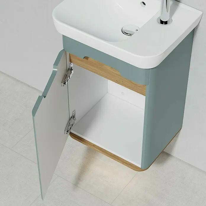 VitrA Sento Badmöbel-Set - Gesamtbreite Badmöbel: 50 cm, Fjordgrün, Matt, DIN Anschlag: Links - Modernes Waschbecken mit blauem Unterschrank und offener Tür, das Innere ist in Weiß gehalten. Das Waschbecken ist aus Keramik.