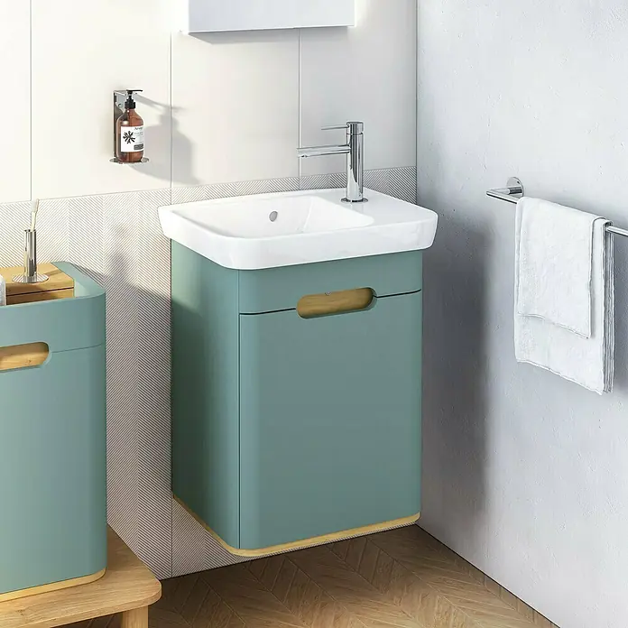 VitrA Sento Badmöbel-Set - Gesamtbreite Badmöbel: 50 cm, Fjordgrün, Matt, DIN Anschlag: Links - Moderne Badarmatur mit einem Waschbeckenunterschrank in Blautönen, einem Handtuchhalter und einer Seifenspenderflasche.