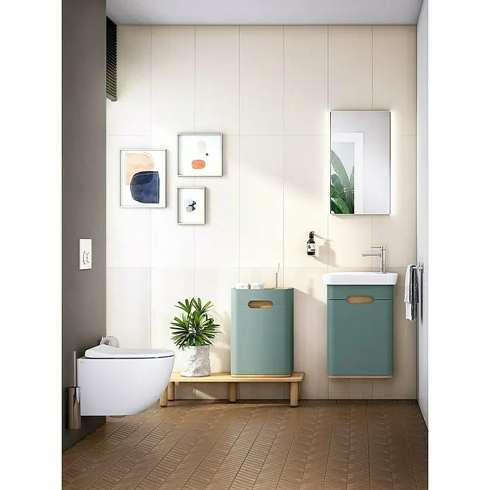 VitrA Sento Halbhochschrank - B x T x H: 40 x 29,5 x 58 cm, Fjordgrün, DIN Anschlag: Links - Dieses moderne Badezimmer zeigt eine wandhängende Toilette, einen passenden Waschbeckenunterschrank und stilvolle, abstrakte Wandkunst.