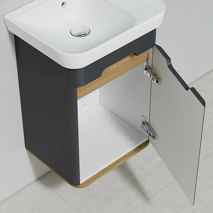 VitrA Sento Badmöbel-Set - Gesamtbreite Badmöbel: 50 cm, Anthrazit, Matt, DIN Anschlag: Rechts - Bild eines modernen Waschtischunterschranks in Grau mit offenstehender Tür, der das weiße Innere zeigt.