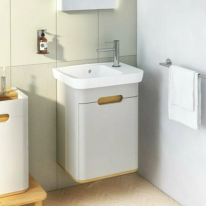 VitrA Sento Badmöbel-Set - Gesamtbreite Badmöbel: 50 cm, Hellgrau, Matt, DIN Anschlag: Links - Modernes Badezimmer-Interieur mit einem stilvollen, grauen Waschtischunterschrank mit hölzernen Akzenten und einem weißen Waschbecken.