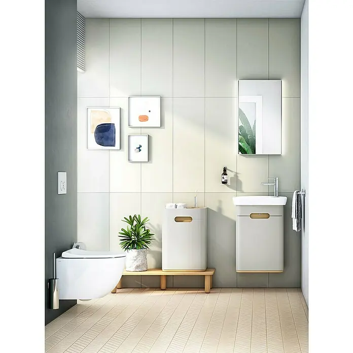 VitrA Sento Badmöbel-Set - Gesamtbreite Badmöbel: 50 cm, Hellgrau, Matt, DIN Anschlag: Links - Dieses Badezimmer verfügt über eine moderne, wandhängende Toilette und einen Waschtisch mit Unterschrank. Helle Farben und schlichtes Design dominieren.