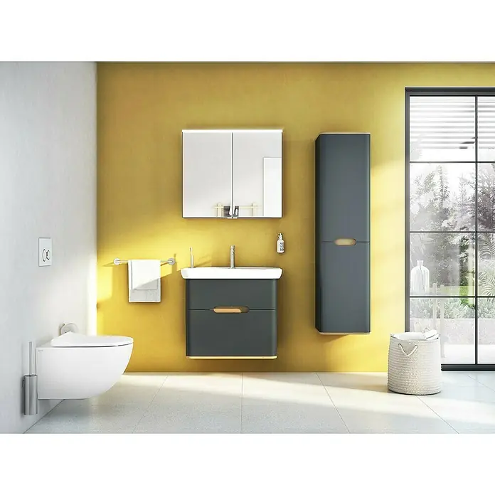 VitrA Sento Badmöbel-Set - 80 cm, Anthrazit, 2 Schubladen - Modernes Badezimmer-Interieur mit WC, Waschtischunterschrank, Spiegelschrank und Hochschrank in Grau und Weiß vor gelber Wand.