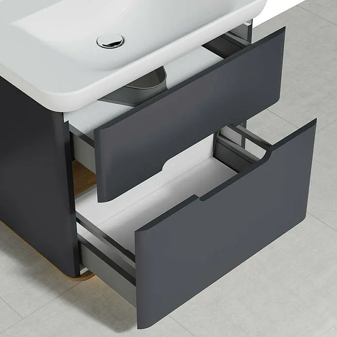 VitrA Sento Badmöbel-Set - 80 cm, Anthrazit, 2 Schubladen, Mit Wäschekorb - Bild eines modernen Waschtischunterschranks mit zwei offenen Schubladen in einem Badezimmer.