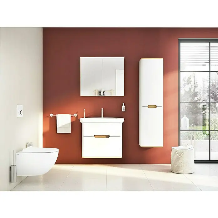 VitrA Sento Badmöbel-Set - 80 cm, Weiß, 2 Schubladen - Ein modernes Badezimmer mit einem weißen Waschtisch mit Schubladen, einem Spiegelschrank und einem Hochschrank vor einer rotbraunen Wand.
