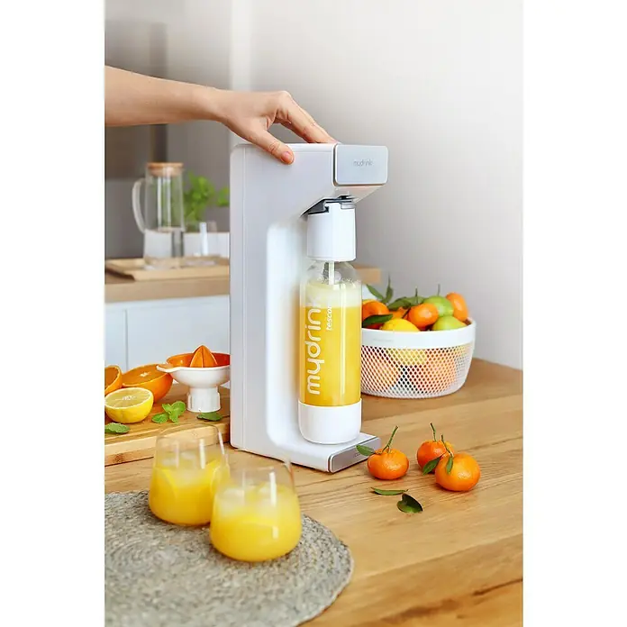 Tescoma Wassersprudler my Drink - Weiß - Zubereitung von erfrischendem Getränk mit dem MyDrink Getränkebereiter, umgeben von frischen Früchten und Gläsern.