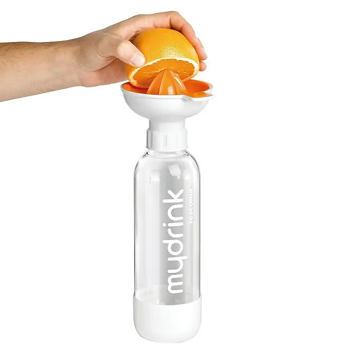 Tescoma Wassersprudler my Drink - Weiß - Bild einer MyDrink-Flasche mit Zitruspresse, die eine Orange auspresst. Ideal für die Zubereitung frischer, gesunder Getränke unterwegs.