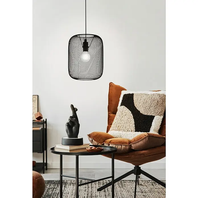 Eglo Wrington Pendelleuchte - 60 W, Schwarz, 300 mm - Nahaufnahme einer modernen, schwarzen Drahtgeflecht-Pendelleuchte, die über einem Beistelltisch in einem stilvollen Wohnraum hängt.