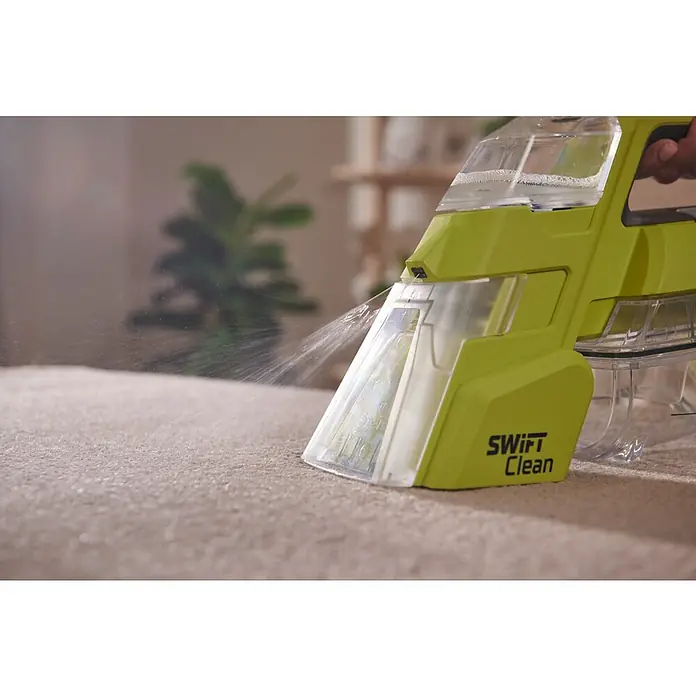 Ryobi ONE+ Akku-Nass-Trockensauger RDC18-0 - 18 V, Ohne Akku, Behältervolumen: 200 l - Ein grüner "Swift Clean" Teppichreiniger in Aktion, der Wasser auf einen Teppich sprüht, um ihn zu reinigen.
