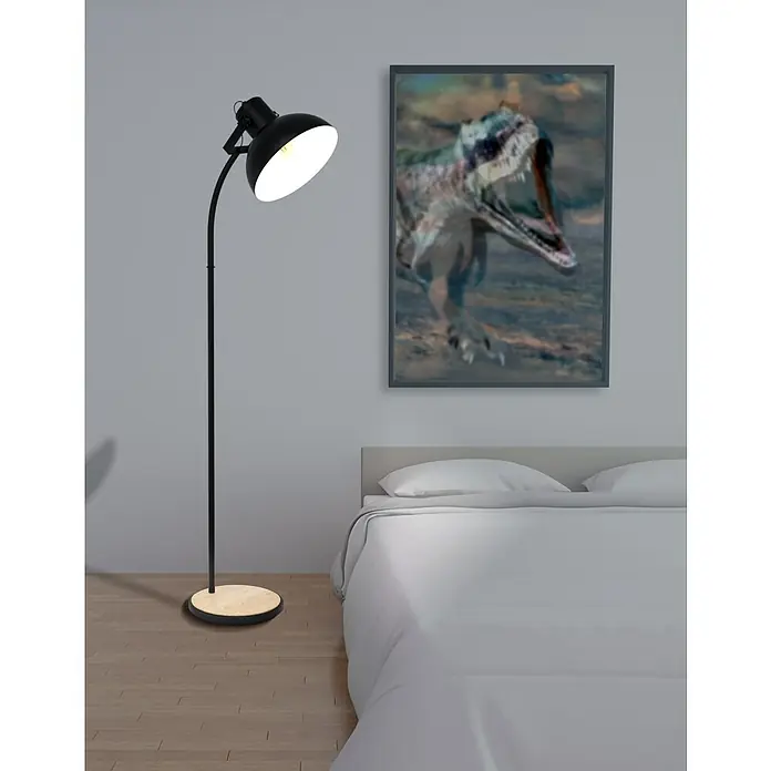 Eglo Lubenham Stehleuchte - Höhe: 160 cm - Eine Stehlampe mit schwarzem Lampenschirm und ein Bild von einem Dinosaurier über einem Bett in einem Schlafzimmer.