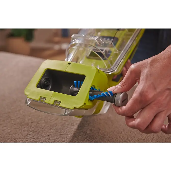 Ryobi ONE+ Akku-Nass-Trockensauger RDC18-0 - 18 V, Ohne Akku, Behältervolumen: 200 l - Nahaufnahme eines Ryobi Akku-Bodenreinigers, bei dem eine Hand die Bürstenwalze entfernt. Perfekt für schnelle Reinigungsarbeiten.