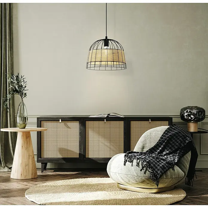 Eglo Anwick Pendelleuchte rund - 40 W, Ø x H: 370 x 1.100 mm, Schwarz, E27 - Das Bild zeigt eine stilvolle Pendelleuchte mit einem dekorativen Lampenschirm aus Rattan, die einen eleganten Akzent in jedem Interieur setzt.