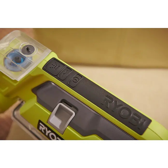 Ryobi ONE+ Akku-Nass-Trockensauger RDC18-0 - 18 V, Ohne Akku, Behältervolumen: 200 l - Nahaufnahme der Bedienknöpfe und des Ryobi-Logos auf einem grünen und schwarzen Ryobi-Produkt.