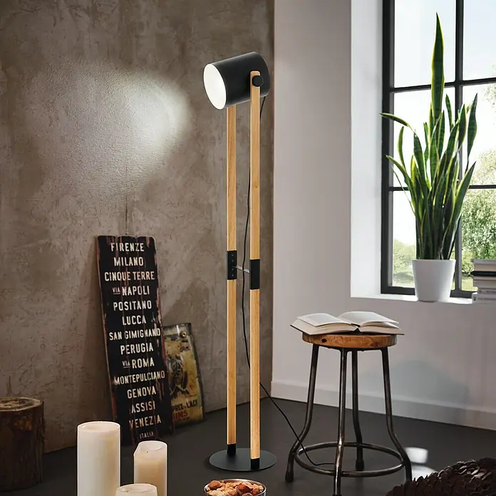 Eglo Hornwood Stehleuchte - Höhe: 140 cm - Eine elegante Stehlampe mit einem schwarzen Lampenschirm und einem Holzgestell, die eine gemütliche Atmosphäre schafft.