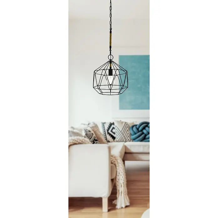 Eglo Pendelleuchte rund Cottingham - Höhe: 110 cm - Diese Aufnahme zeigt eine Hängelampe mit einem geometrischen, schwarzen Drahtschirm und einer Edison-Glühbirne. Sie hängt über einem stilvollen Sofa.