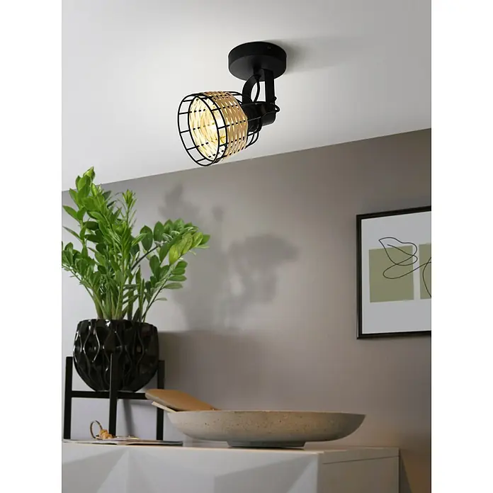 Eglo Anwick Deckenstrahler - 40 W, Schwarz, E27, 1 Stk. - Deckenleuchte mit schwarzem Metallgehäuse und Schirm aus hellem Rattan, die ein warmes Licht in den Raum wirft.
