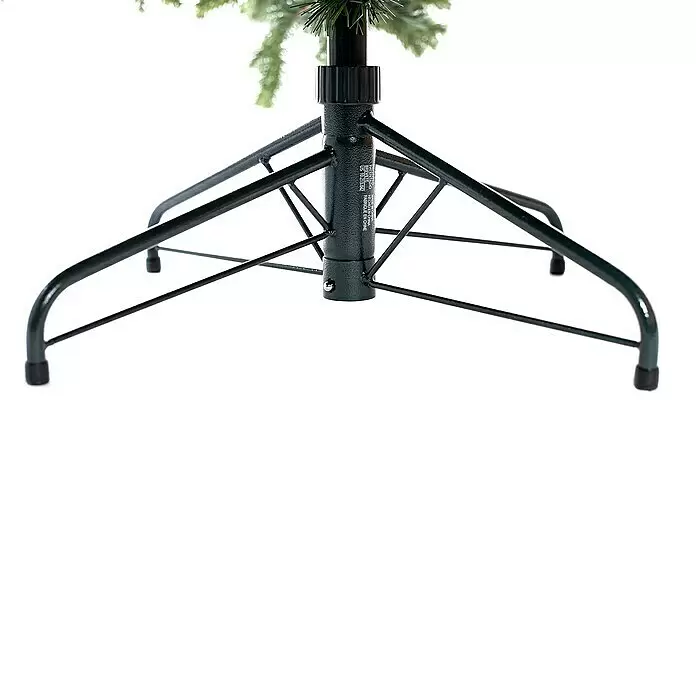 Künstlicher Weihnachtsbaum Roswell - Höhe: 240 cm, Grün, Standfuß - Dunkelgrüner Metall-Weihnachtsbaumständer mit weit gespreizten Beinen und rutschfesten Gummifüßen, der einen Baumstamm stützt.