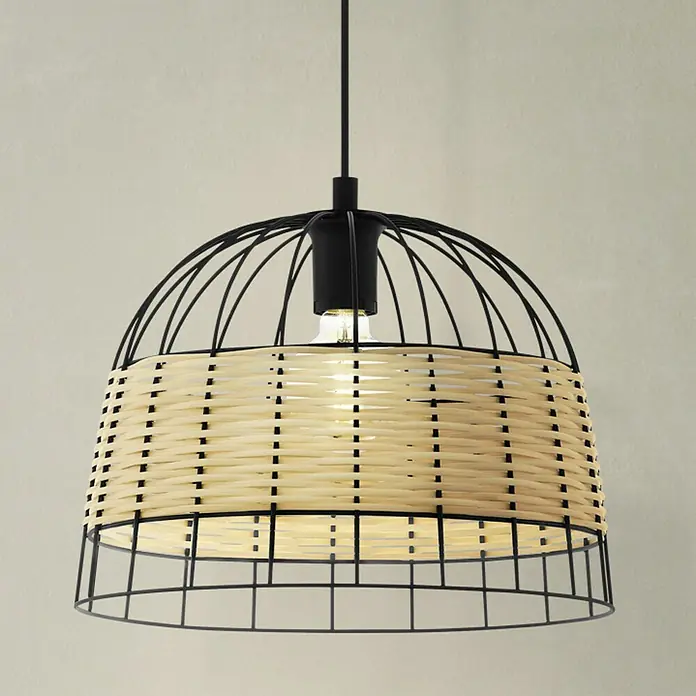 Eglo Anwick Pendelleuchte rund - 40 W, Ø x H: 370 x 1.100 mm, Schwarz, E27 - Eine Hängelampe mit einem schwarzen Metallgestell und einem Lampenschirm aus geflochtenem Rattan, die ein warmes Licht ausstrahlt.