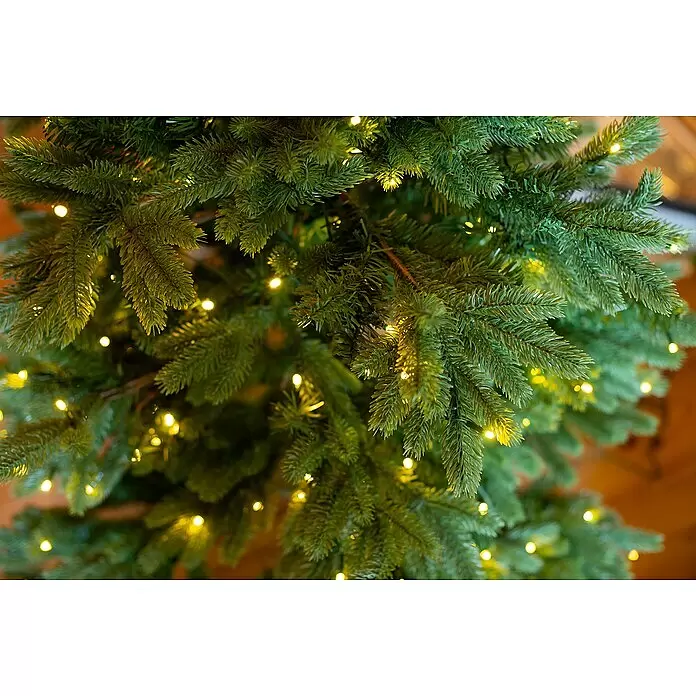 Künstlicher Weihnachtsbaum Roswell - Höhe: 150 cm, Grün, LED-Beleuchtung - Grüne künstliche Tannenäste eines Weihnachtsbaums mit warmgelben Lichtern.