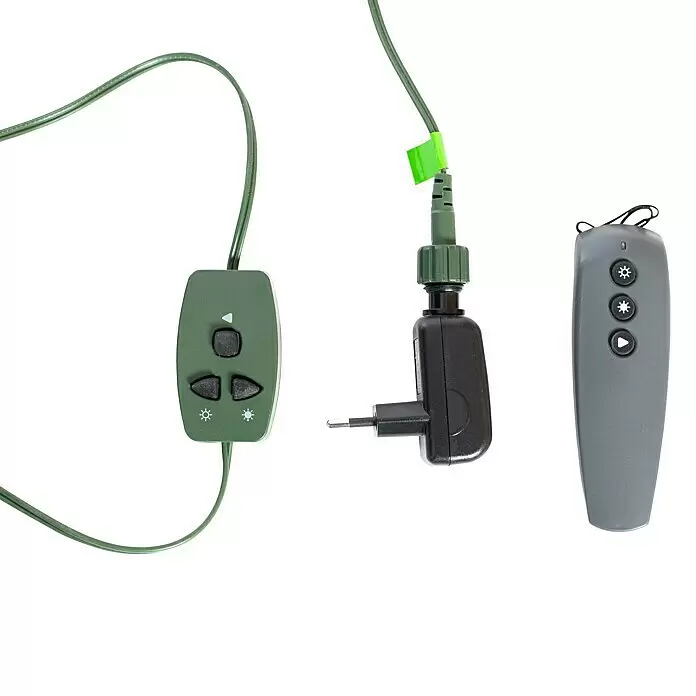 Künstlicher Weihnachtsbaum Mesa - Höhe: 210 cm, Grün, LED-Beleuchtung - Grüner Kabelcontroller, schwarzer Netzadapter und graue Fernbedienung mit Tasten für Helligkeit und Modusauswahl.