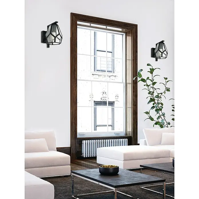 Eglo Mardyke Wandleuchte MARDYKE - 40 W, L x B x H: 145 x 0 x 205 cm, Schwarz, E27 - Schwarze geometrische Wandleuchte mit klarem Glas und sichtbarer Glühbirne, an einer Wand in einem Wohnzimmer.