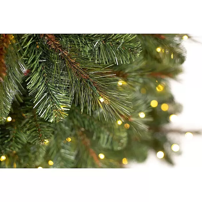 Künstlicher Weihnachtsbaum Mesa - Höhe: 210 cm, Grün, LED-Beleuchtung - Nahaufnahme von künstlichen grünen Weihnachtsbaumzweigen mit integrierten warmweißen Lichtern.
