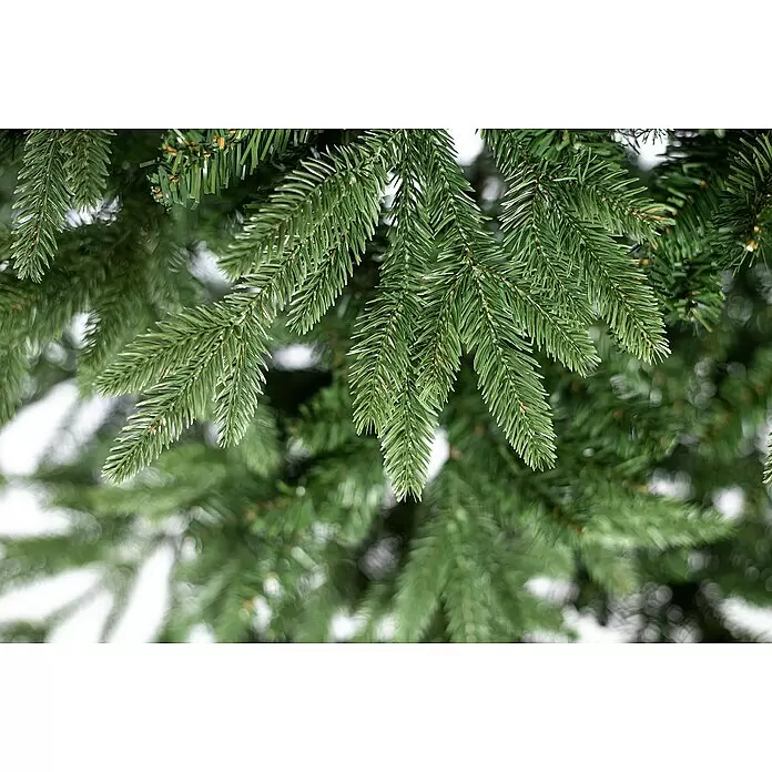 Künstlicher Weihnachtsbaum Sherwoord - Höhe: 210 cm - Nahaufnahme realistischer, grüner Kunsttannenzweige mit einzelnen Nadeln.