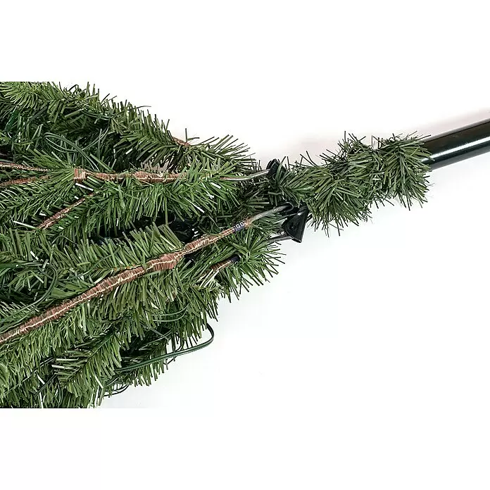 Künstlicher Weihnachtsbaum Roswell - Höhe: 150 cm, Grün, LED-Beleuchtung - Künstlicher Weihnachtsbaumzweig mit grünen Kunststoffnadeln, vorbeleuchtet mit grünen Drähten, an einem dunkelgrünen Mittelstamm befestigt.