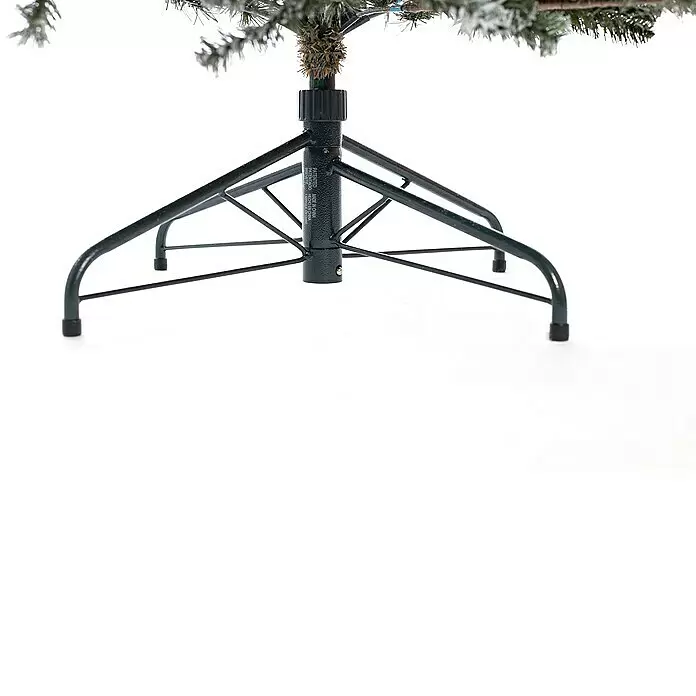 Künstlicher Weihnachtsbaum Cedar Frost - Höhe: 210 cm, Grün, Standfuß - Dunkelgrüner Metallständer für einen künstlichen Weihnachtsbaum, der die beflockte Basis eines Kunsttannenbaums stützt.