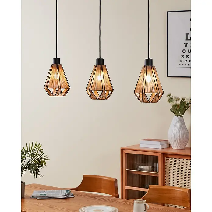 Eglo Pendelleuchte ADWICKLE - 40 W, L x B x H: 87 x 14,5 x 11 cm, Schwarz, E27, 3 Stk. - Drei stilvolle Pendelleuchten mit geometrischem Lampenschirm aus gewebtem Material hängen über einem Esstisch.