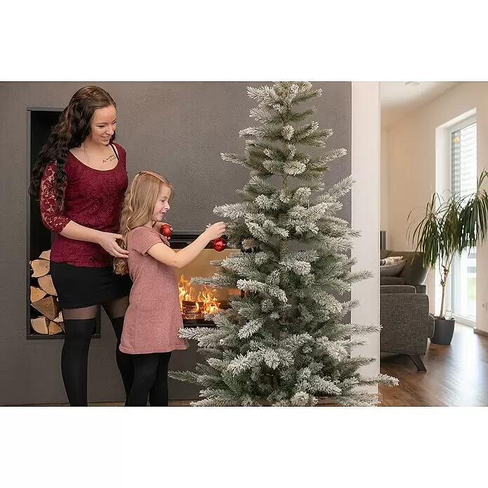 Künstlicher Weihnachtsbaum Cedar Frost - Höhe: 210 cm, Grün, Standfuß - Mutter und Tochter schmücken einen beflockten künstlichen Weihnachtsbaum mit roten Kugeln.