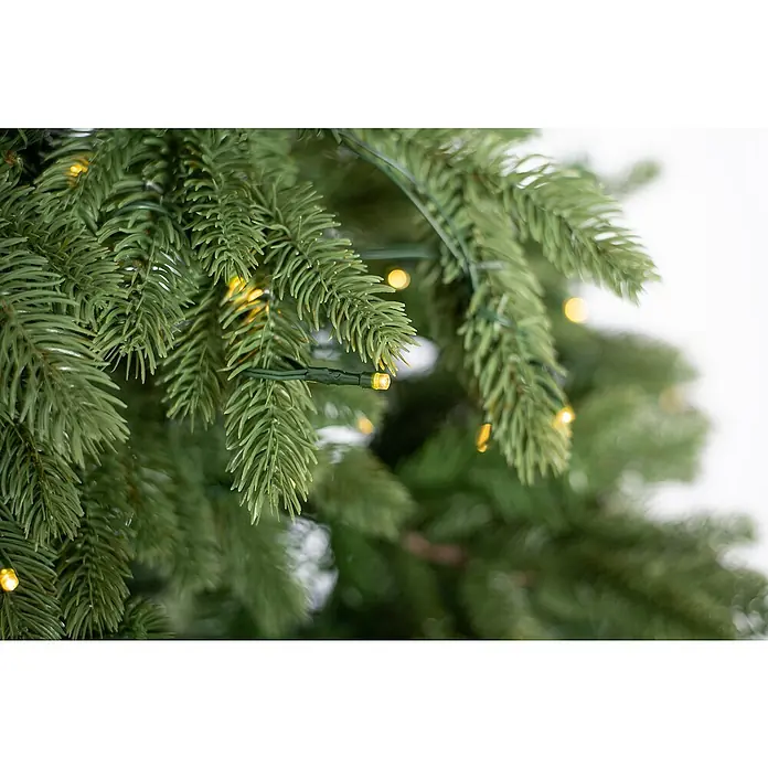 Künstlicher Weihnachtsbaum Roswell - Höhe: 210 cm, Grün, LED-Beleuchtung - Detailaufnahme eines geschmückten Weihnachtsbaums mit warmweißen Lichtern, die eine festliche Atmosphäre schaffen.